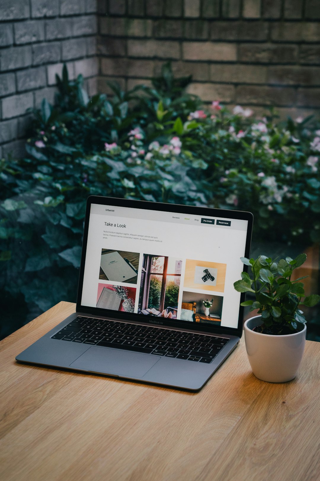 about-01 Present yourself as a professional with your new website. Create your own website on solidpixels.